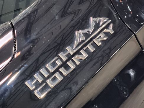 Used 2025 Chevrolet Suburban High Country AWD/4WD image 26