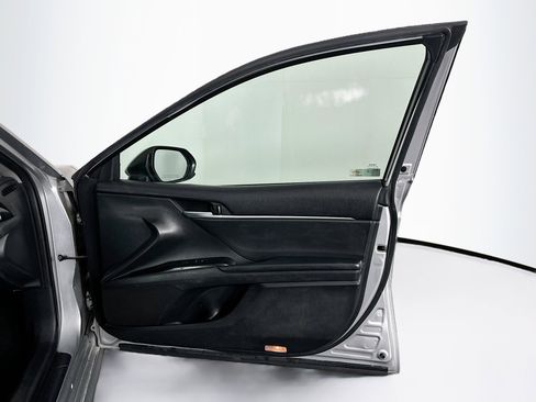 Used 2018 Toyota Camry LE image 29