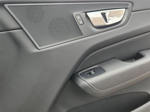 Used 2025 Volvo XC60 B5 Plus image 20