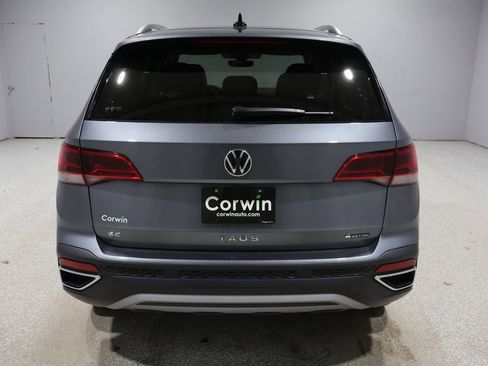 Used 2023 Volkswagen Taos SE w/ Panoramic Sunroof Package image 3