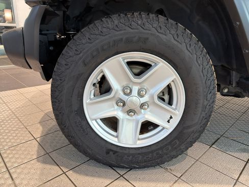 Used 2020 Jeep Gladiator Sport w/ Quick Order Package 24S image 9