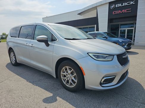 Used 2023 Chrysler Pacifica Touring-L FWD image 2