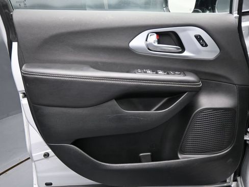 Used 2026 Chrysler Pacifica Limited FWD image 10