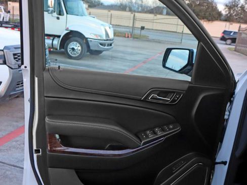 Used 2020 Chevrolet Suburban LT image 12