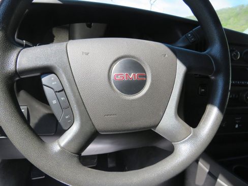 Used 2017 GMC Savana 2500 RWD image 10