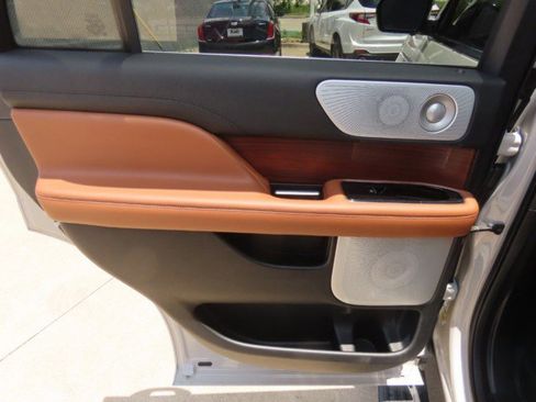 Used 2021 Lincoln Navigator Reserve w/ Luxury Package RWD image 18