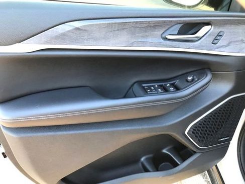 Used 2024 Jeep Grand Cherokee Limited w/ Black Appearance Package image 18