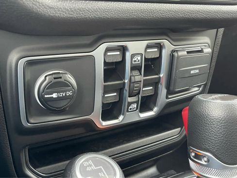 New 2025 Jeep Gladiator Sport image 16