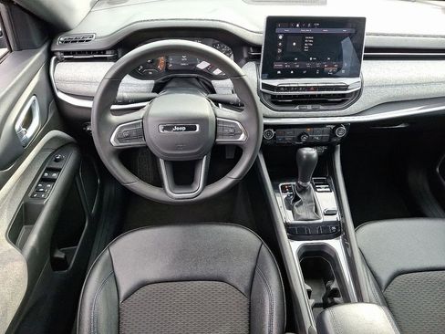 Used 2024 Jeep Compass Latitude image 11