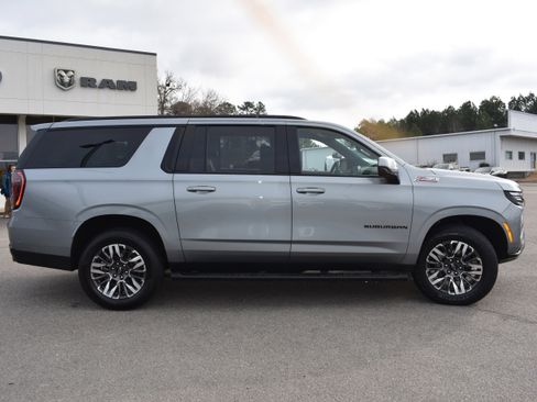 Used 2025 Chevrolet Suburban Z71 image 10