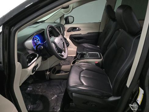 Used 2023 Chrysler Pacifica Touring-L w/ Uconnect Theater Family Group AWD/4WD image 6