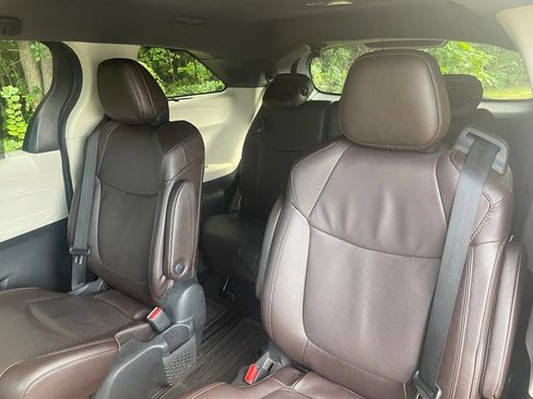 Used 2024 Toyota Sienna Platinum AWD/4WD image 11