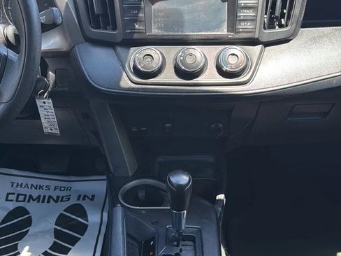 Used 2018 Toyota RAV4 LE FWD image 19