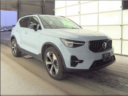 Certified 2025 Volvo XC40 B5 Plus image 6