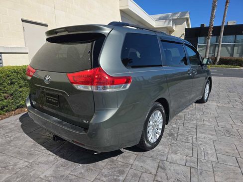 Used 2014 Toyota Sienna XLE image 3