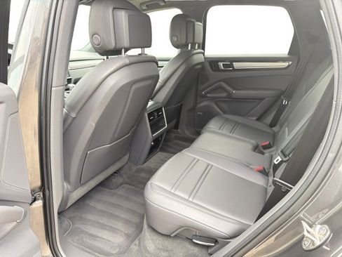 Used 2020 Porsche Cayenne AWD/4WD image 17