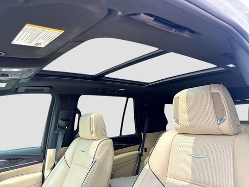 Used 2022 Cadillac Escalade Premium Luxury AWD/4WD image 23