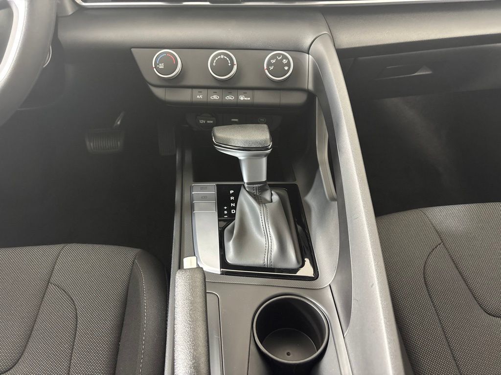 New 2026 Hyundai Elantra SE FWD image 23