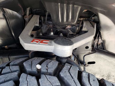 Used 2013 Nissan Titan SV w/ SV Value Truck Pkg image 10