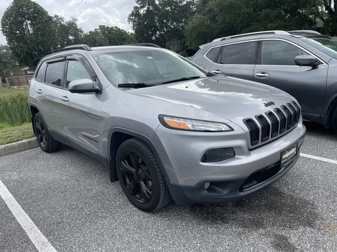Used 2018 Jeep Cherokee Latitude w/ Altitude Package FWD image 15