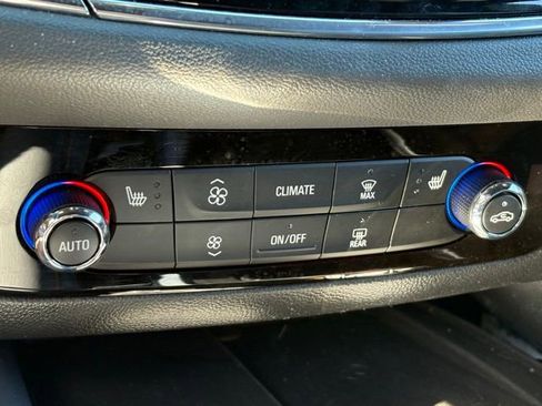 Used 2024 Buick Enclave Essence AWD/4WD image 14