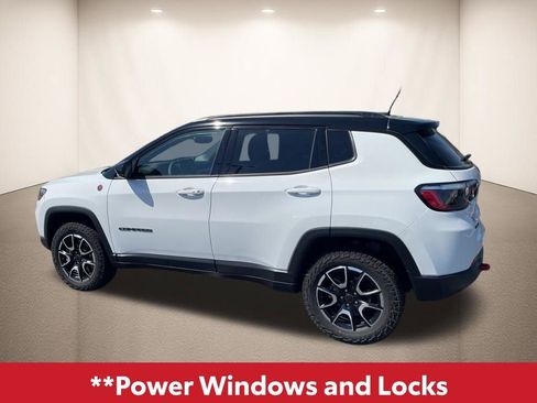 Used 2025 Jeep Compass Trailhawk image 5