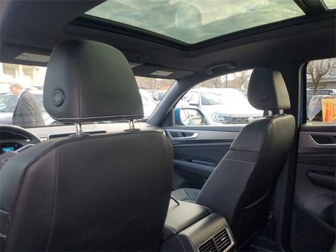 Certified 2025 Volkswagen Atlas Cross Sport SE w/ Panoramic Sunroof Package image 10