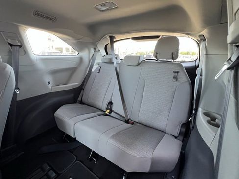 Used 2021 Toyota Sienna LE image 27