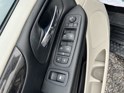 Used 2019 Dodge Grand Caravan SE w/ UConnect Hands-Free Group FWD image 13