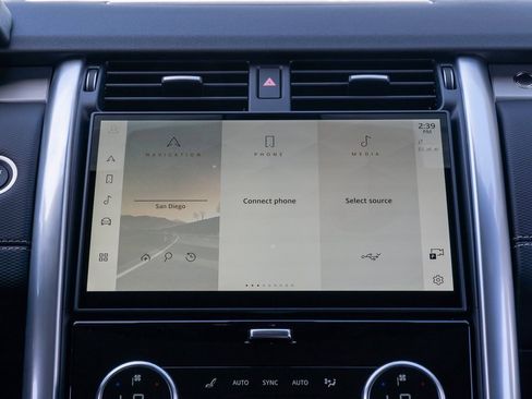 Used 2025 Land Rover Discovery Dynamic SE image 16