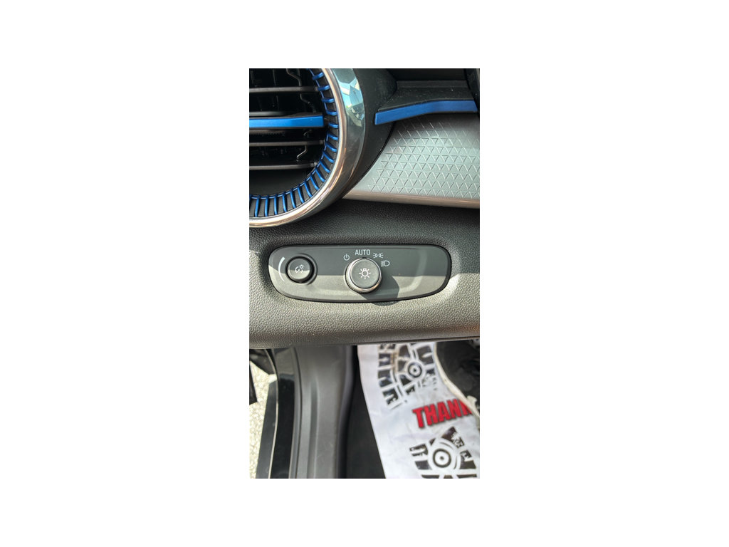 Used 2025 Chevrolet Trax LT FWD image 13