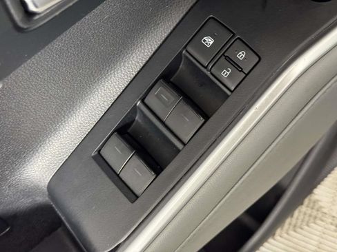 Used 2020 Toyota Highlander XLE AWD/4WD image 18