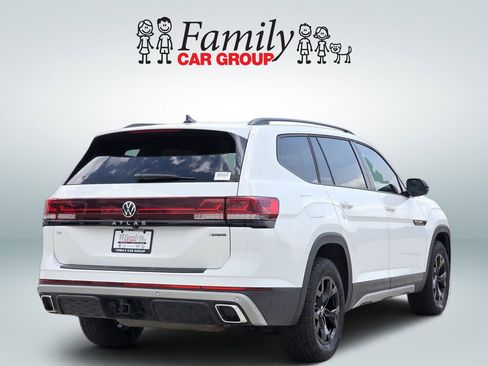 Used 2024 Volkswagen Atlas Peak Edition SE image 4