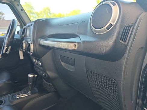 Used 2015 Jeep Wrangler Unlimited Sahara w/ Dual Top Group AWD/4WD image 20