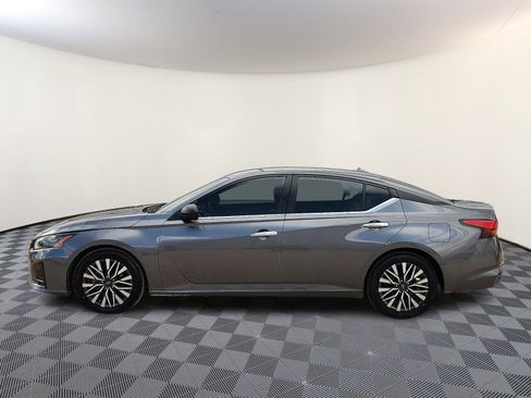 Used 2024 Nissan Altima 2.5 SV FWD image 2