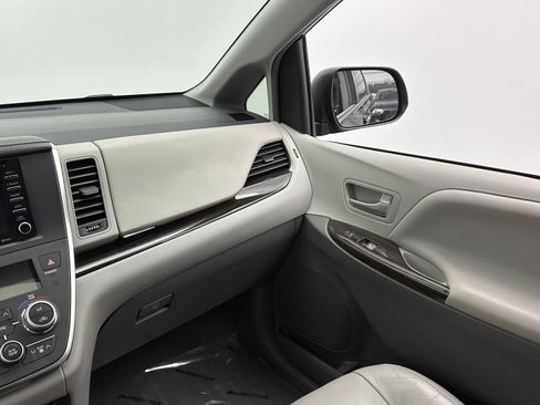 Used 2018 Toyota Sienna XLE image 28