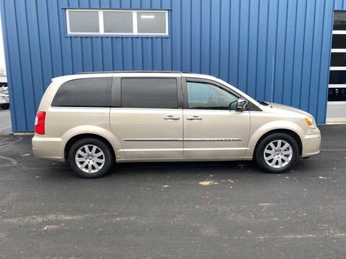 Used 2012 Chrysler Town & Country Touring-L w/ Entertainment Group #2 image 15