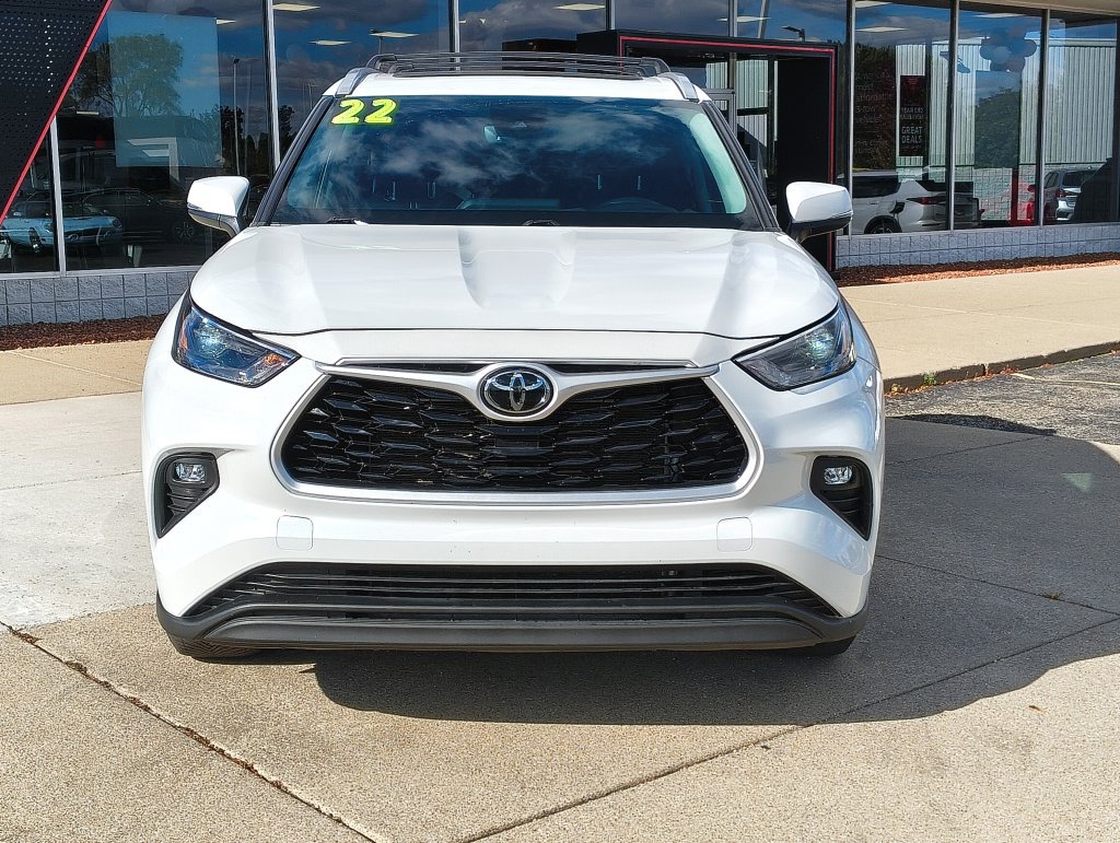 Used 2022 Toyota Highlander XLE AWD/4WD image 2