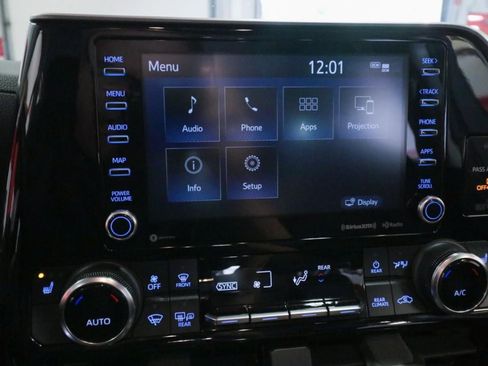 Used 2022 Toyota Highlander XLE image 19