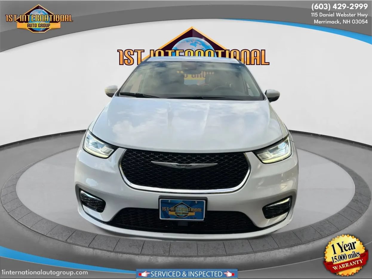 Used 2023 Chrysler Pacifica Touring-L FWD image 3