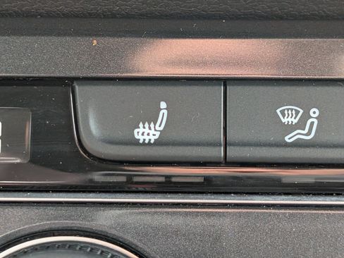 Used 2020 Volkswagen Tiguan SE image 32