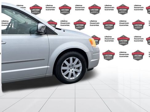 Used 2010 Chrysler Town & Country Touring Plus w/ Premium Group image 8