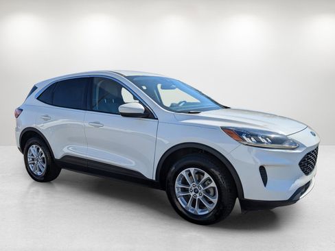 Used 2020 Ford Escape SE image 3