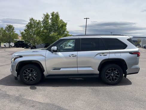 Used 2025 Toyota Sequoia Platinum AWD/4WD image 4