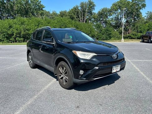 Used 2016 Toyota RAV4 XLE AWD/4WD image 2