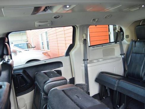 Used 2015 Chrysler Town & Country Touring FWD image 52