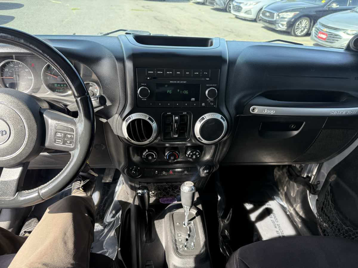 Used 2013 Jeep Wrangler Unlimited Sahara AWD/4WD image 8