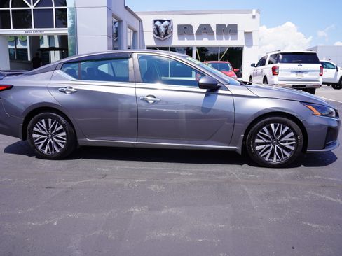 Used 2023 Nissan Altima 2.5 SV FWD image 2