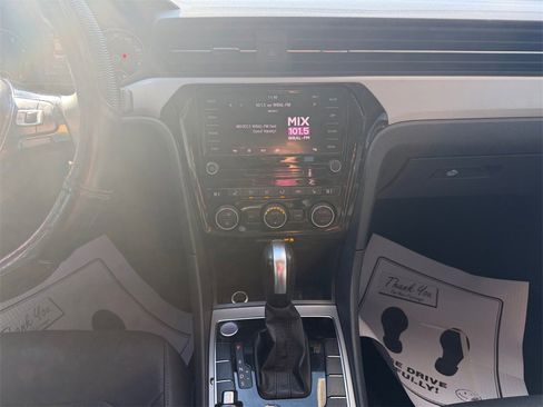 Used 2022 Volkswagen Passat 2.0T SE image 11