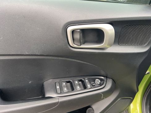 Used 2022 Hyundai Venue SE image 9